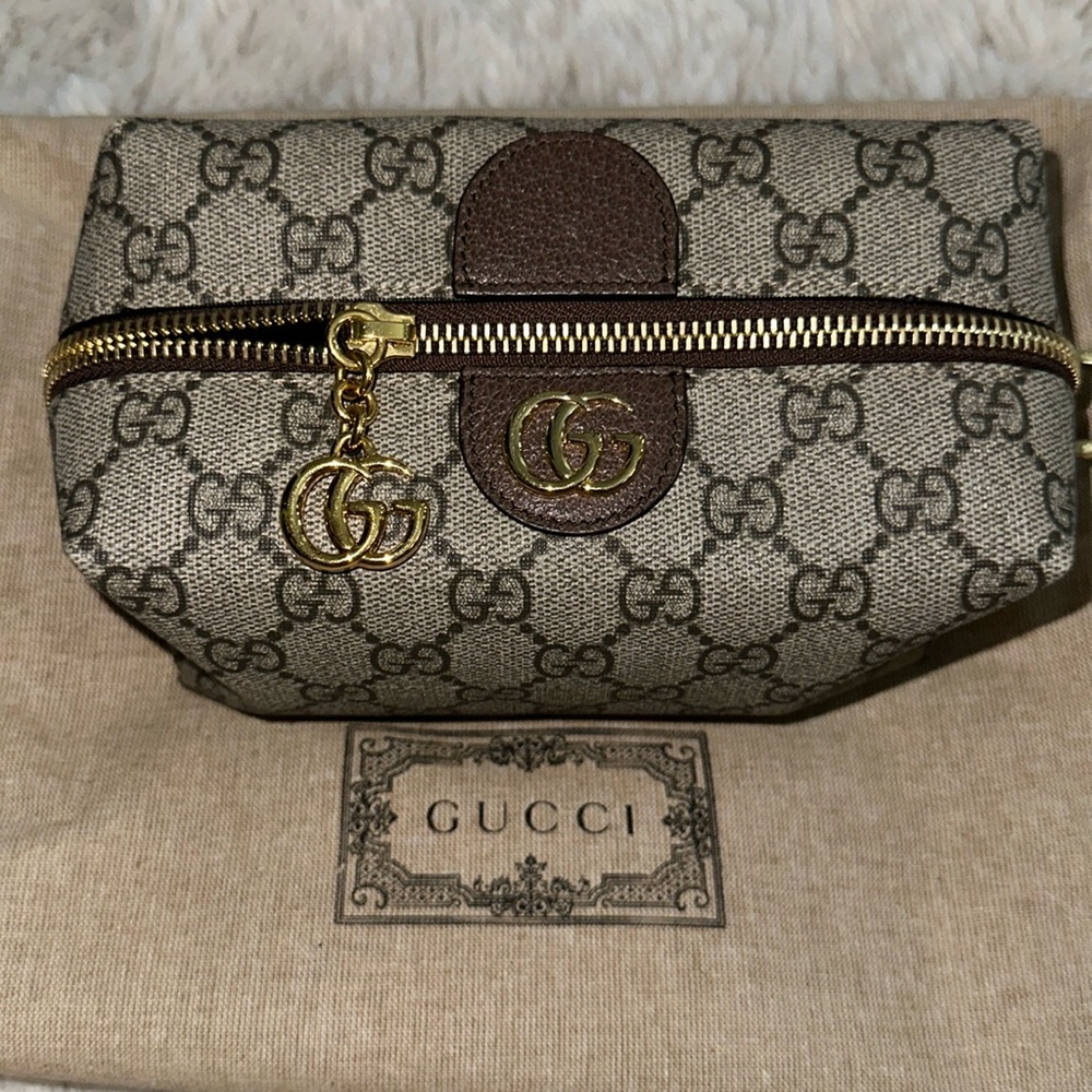 Excellent condition gucci cosmetic bag ! Come with dust bag ! 💯 authentic